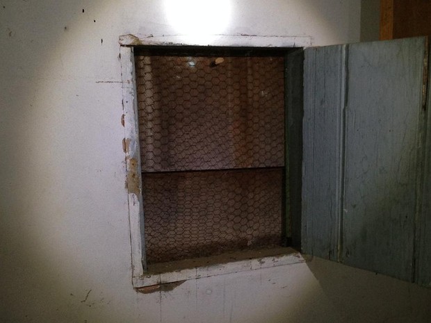 As janelas da casa tinham telas de proteção e as portas eram trancadas com correntes e cadeados. (Foto: Div./Ass. Polícia Civil)
