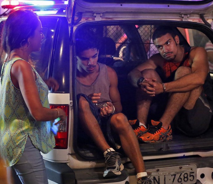 É Dorinha quem liga para a polícia e denuncia a dupla (Foto: Ellen Soares/Gshow)