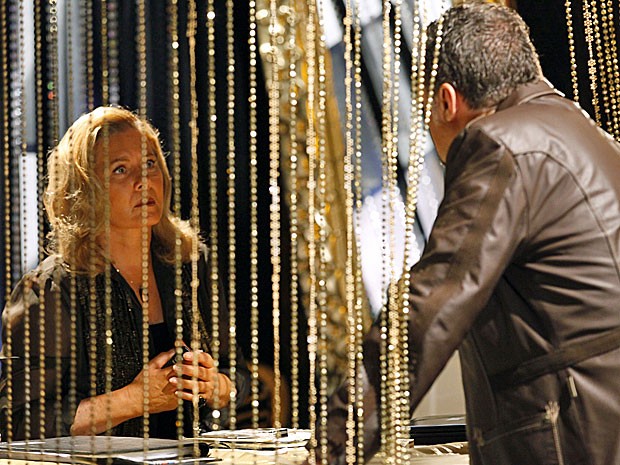 Irina quer a parte dela na armação de Russo (Foto: Salve Jorge/TV Globo)