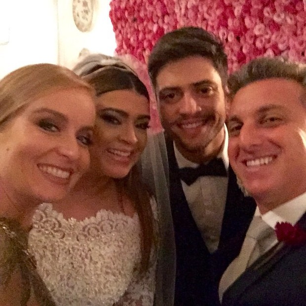 Angelica e Luciano Huck com os noivos (Foto: Instagram / reprodução)