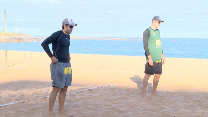 Bruno Schmidt e Alison treinaram na tarde desta quinta-feira nas areias da Praia da Costa, em Vila Velha (Foto: Reprodução/TV Gazeta)