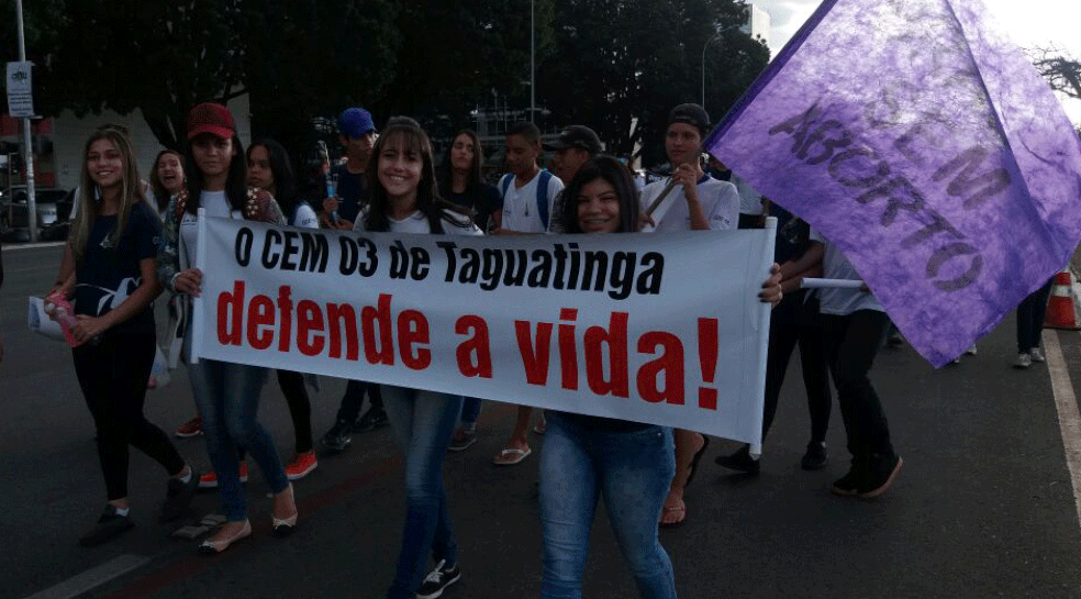 Estudantes de Taguatinga participam de marcha contra o aborto (Foto: Yasmim Perna/G1)