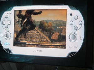 Modelo branco do PS Vita virá com o game 'Assassin's Creed III' para o aparelho (Foto: Gustavo Petró/G1)