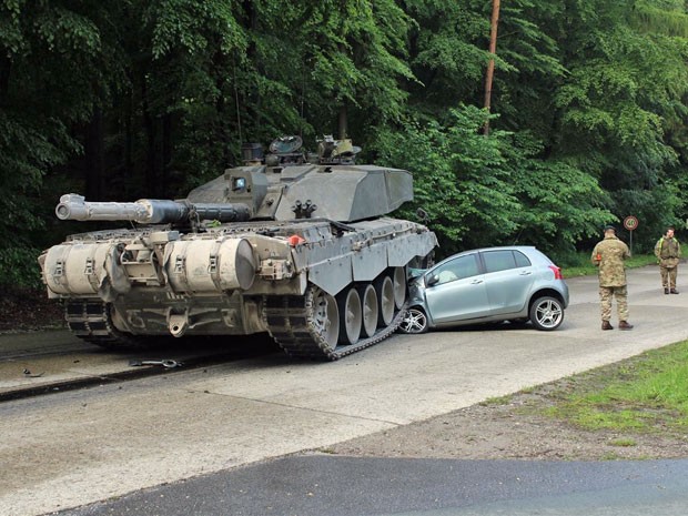 Britânico não conseguiu parar o tanque e passou por cima da dianteira do carro (Foto: Polícia de Lippe/Divulgação)