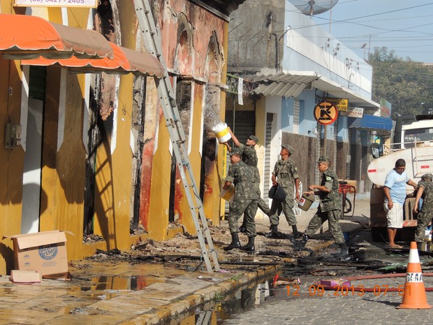 Incêndio destrói boxes no mercado de Aracati, no Ceará (Foto: Teobaldo Silva)