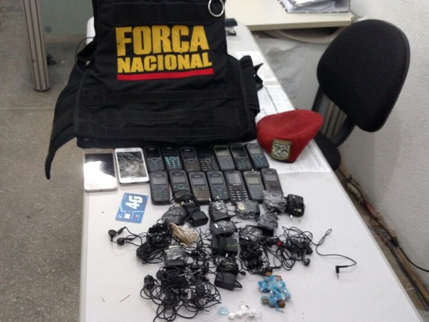 10 pacotes com materiais eletrônicos e drogas foram apreendidos (Foto: Divulgação/ Força Nacional)
