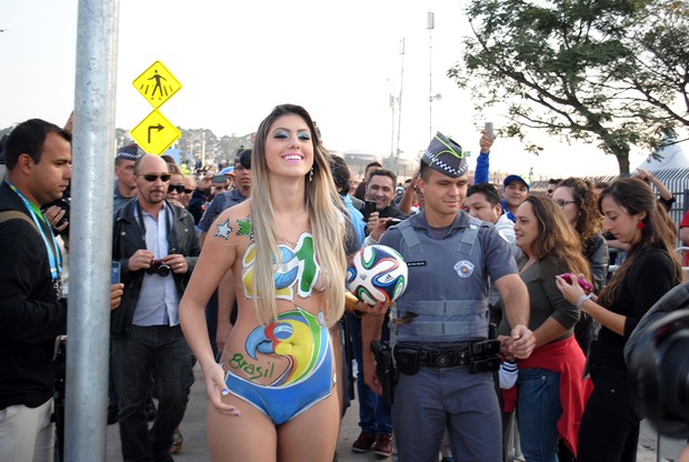 Anônimas  param o Itaquerão em dia de jogo do Brasil na tentativa de virar musas da copa (Foto: Eduardo Graboski / Divulgação)