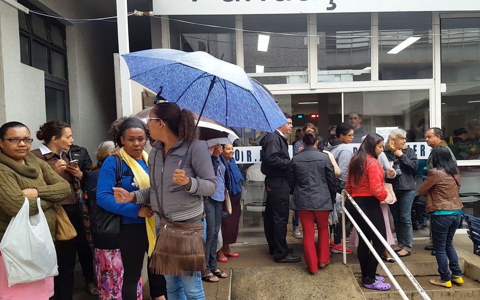 Pessoas buscam atendimento no Instituto Penido Burnierl, em Campinas, após informação falsa de óculos de graça (Foto: Felipe Boldrini / EPTV)