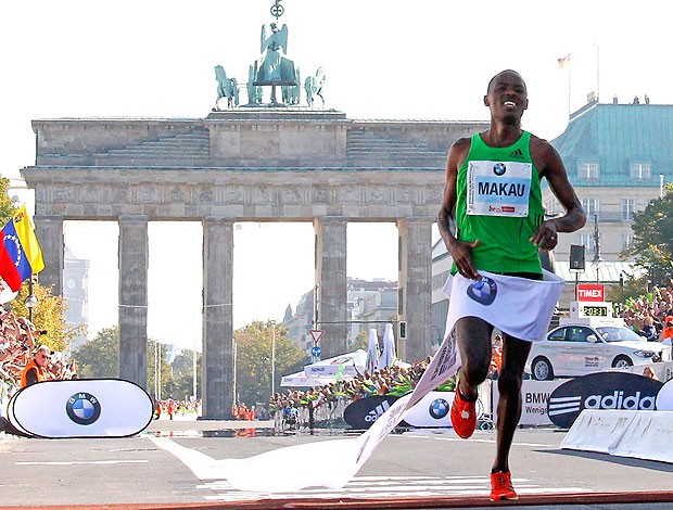 Patrick Makau vence a maratona de Berlin (Foto: Reuters)