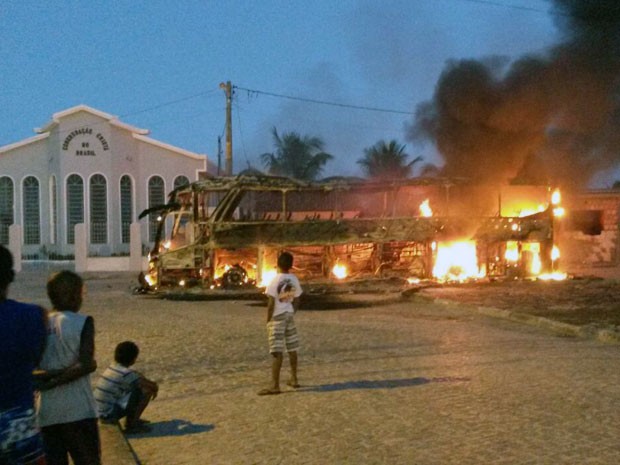 População se revolta e queima ônibus em Canavieira após assassinato (Foto: Laís Dantas/TV Santa Cruz)