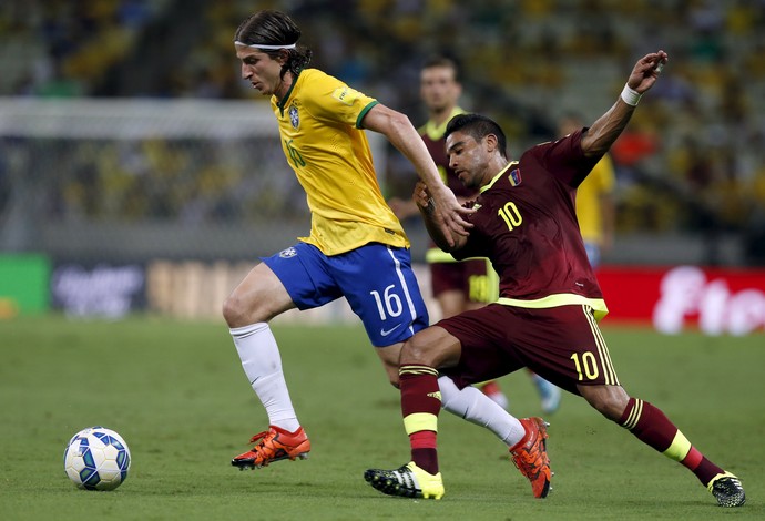 Filipe Luis Brasil x Venezuela eliminatorias (Foto: Reuters)