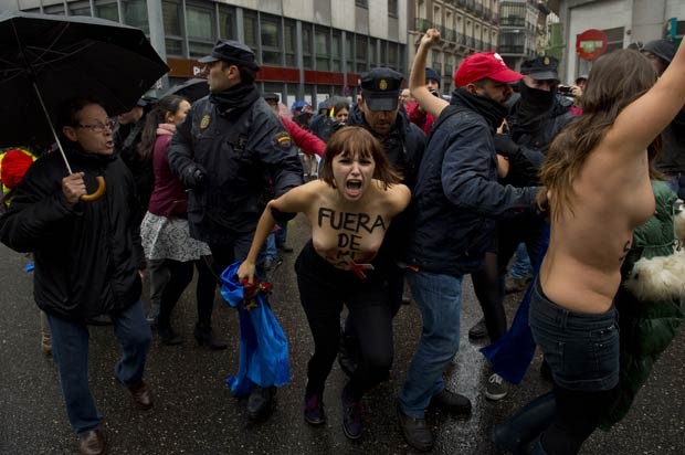 Ativista do Femen é detida após protesto contra marcha conservadora de grupo pró-vida em Madri (Foto: Pierre-Philippe Marcou/AFP)