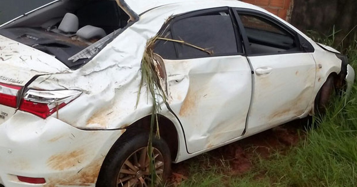 G1 Casal é colocado em porta malas durante roubo de carro em Caiuá