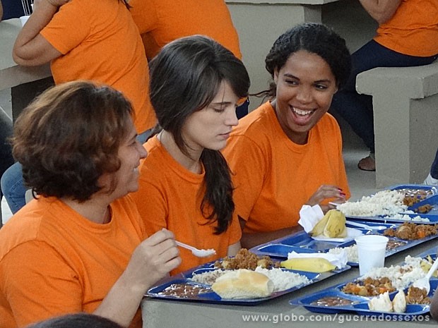 Detentas riem da cara de Carolina (Foto: Guerra dos Sexos / TV Globo)