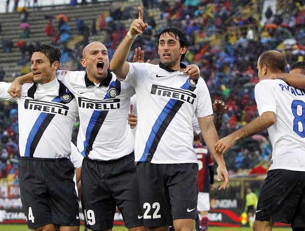 Zanetti cambiasso diego milito internazionale gol bolgna (Foto: Agência Reuters)