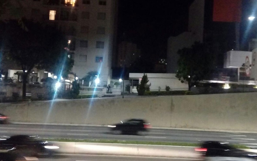 Prefeitura pintou novamente o muro e apagou as pichações com o nome de Doria (Foto: Val Paz/GloboNews)