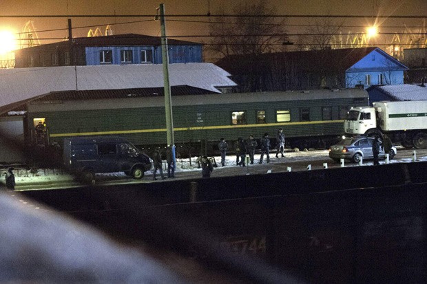 Um caminhão do serviço penal federal russo é visto perto de um vagão de trem, onde acredita-se que os 30 detidos do Greenpeace serão transportados até São Petersburgo. (Foto: Reuters/Dmitri Sharomov/Greenpeace)