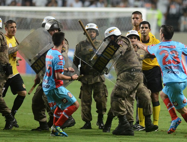 Arsenal de Sarandi confusão policia, Atlético-MG (Foto: AP)