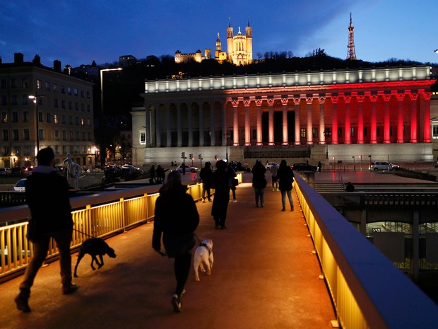 O Palácio da Justiça em Lyon, na França, é iluminado com as cores da bandeira da Bélgica em homenagem às vítimas dos ataques terroristas desta terça (22) (Foto: Robert Pratta/Reuters)