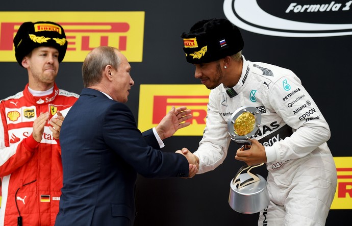Presidente Vladmir Putin entrega o troféu para Lewis Hamilton, vencedor do GP da Rússia (Foto: Getty Images)
