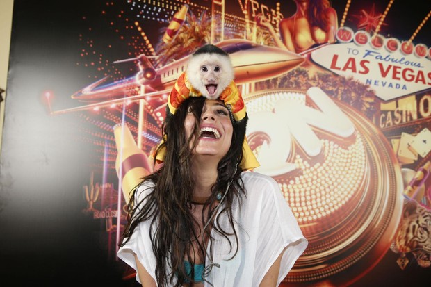 Carol Castro se diverte com macaquinho em Las Vegas (Foto: Felipe Panfili/AgNews)