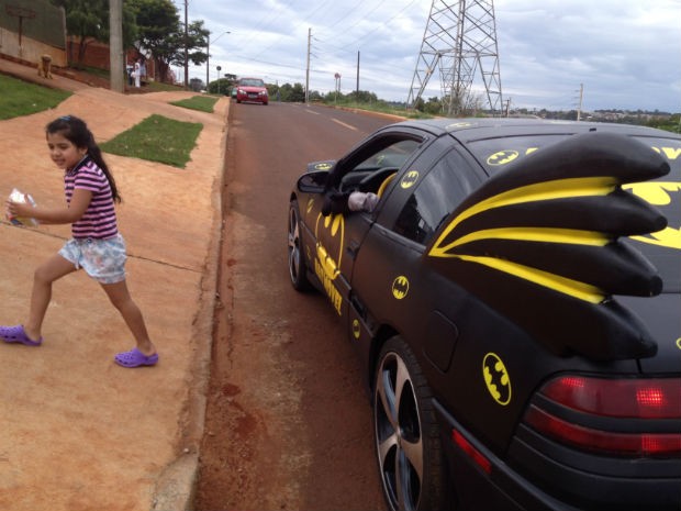 Brinquedos foram distribuídos em vários bairros de Cascavel (Foto: Priscila Luparelli/RPCTV)