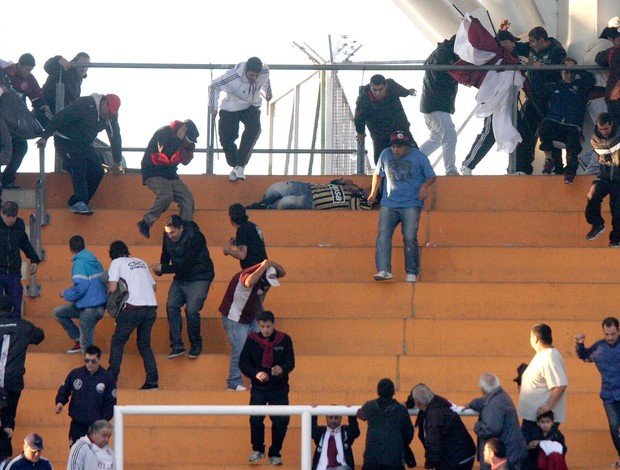 Confusão jogo, Estudiantes e Lanus  (Foto: Agência Reuters)