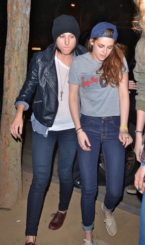 Kristen Stewart com amiga em boate em Los Angeles, nos Estados Unidos (Foto: Splash News/ Agência)