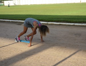 Ketyla treina no Aluizão para tentar melhorar o tempo (Foto: Jheniffer Núbia)
