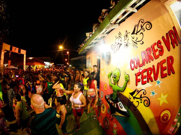 Brincantes dançam ao som do trio elétrico no carnaval de Colares. (Foto: Tarso Sarraf/ O Liberal)