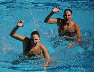 Luisa Borges e Duda Micucci, do dueto do nado sincronizado, imitando bichos (Foto: Satiro Sodré/SSPress/CBDA)