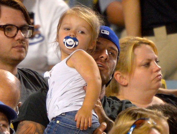 David Beckham com a filha Harper no jogo de beisebol do Los Angeles Dodgers (Foto: Agência AP)