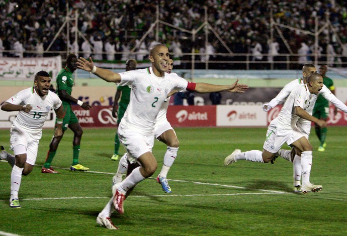 Madjid Bougherra gol Argélia (Foto: AP)