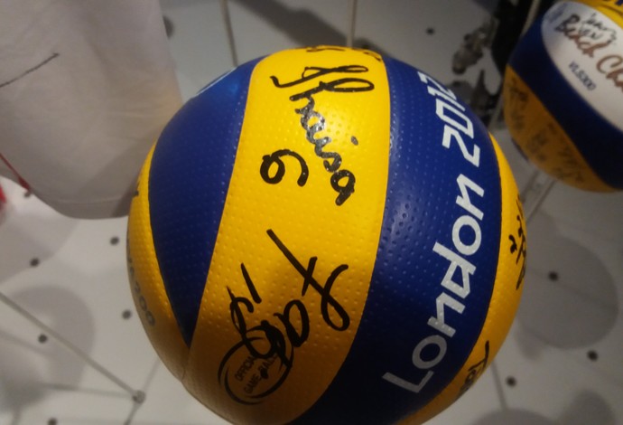 Bola autografada pela seleção brasileira de vôlei campeã em Londres 2012 (Foto: Eduardo Orgler)