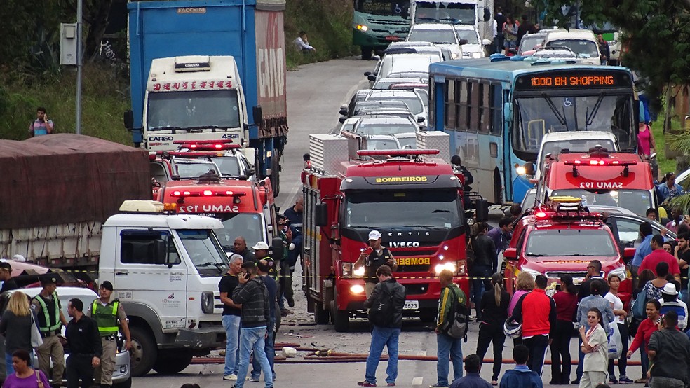 Trânsito foi bloqueado no sentido Belo Horizonte da BR-356 (Foto: Humberto Trajano/G1)