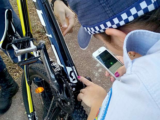 PM do DF usa aplicativo de celular para registrar dados de bicicleta; corporação adota recurso para possibilitar a recuperação de veículos roubados e furtados (Foto: Isabella Formiga/G1)