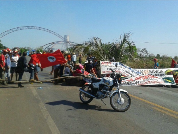 Manifestantes do MST bloquearam trecho da BR-070 perto de Cáceres na manhã desta segunda-feira (22). (Foto: Angélica Neri / Rádio Centro América FM)