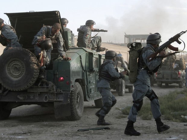 Soldados da Otan no Afeganistão sofrem ataque suicida. (Foto: Rahmat Gul/AP)