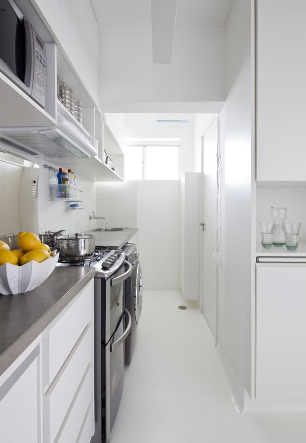 Apartamento de 35 m² aposta na cor branca para ampliar espaço (Foto: Mayra Acayaba/Divulgação)