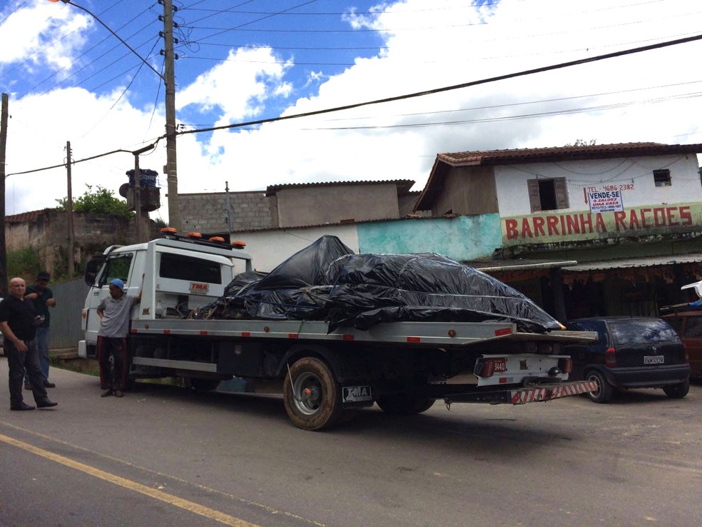 Destroços do helicóptero foram recolhidos nesta segunda-feira com ajuda de um pequeno caminhão (Foto: Tahiane Stochero/G1)