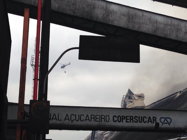 Helicóptero Águia chega para ajudar no combate ao fogo (Foto: Mariane Rossi / G1)