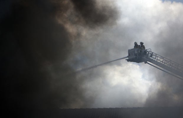 Bombeiros combatem incêndio nesta sexta-feira (31) em hotel em Houston, no Texas (Foto: AP Photo/Houston Chronicle, Cody Duff)