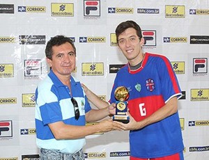 Felipe recebe a 'bola de ouro' de artilheiro da Taça Brasil de Futsal, em Assú (Foto: Zerosa Filho/CBFS/Divulgação)