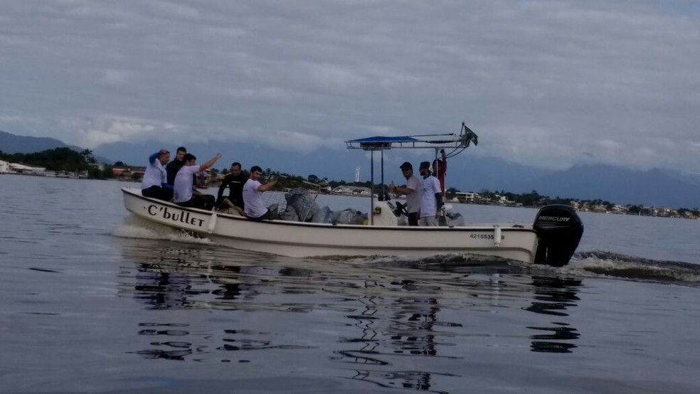 Das 8h às 13h, eles se dividiram em 32 embarcações para fazer a coleta de lixo na orla (Foto: Instituto Guaju/Divulgação)