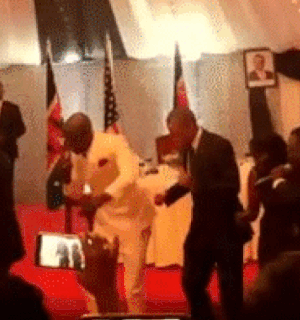 GIF 1 - Obama dança música queniana (Foto: Reprodução/YouTube) GIF 1 - Obama dança música queniana (Foto: Reprodução/YouTube)