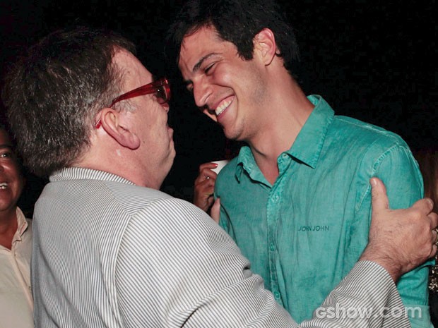 Walcyr Carrasco abraça Mateus Solano ao fim do capítulo (Foto: Pedro Curi/TV Globo)