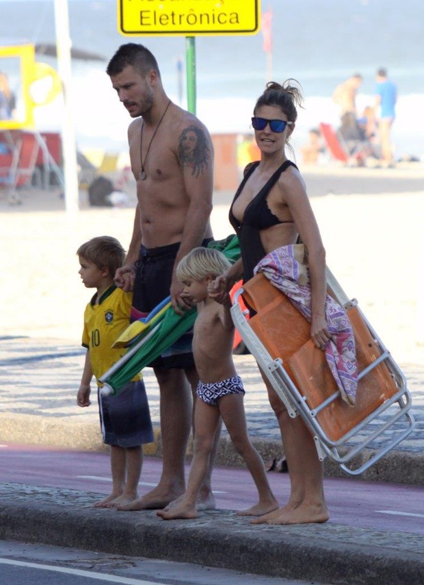 Fernanda Lima e Rodrigo Hilbert com os filhos na praia do Leblon, RJ (Foto: J.Humberto / AgNews )