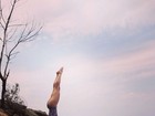 Juliana Camatti, mulher de Mário Frias, fica de ponta-cabeça fazendo ioga