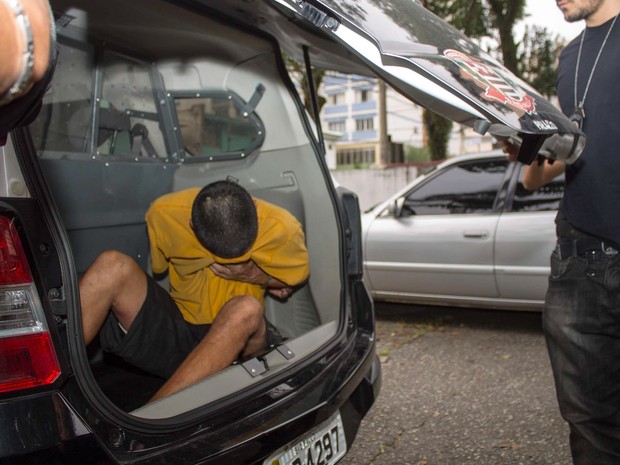 O pintor Jorge Luiz Morais de Oliveira, de 41 anos, chega para depor no 16º DP, na zona sul de São   Paulo. O suspeito foi preso na última sexta-feira (25) após a polícia encontrar seis corpos em sua casa (Foto: Marcelo Gonçalves/Sigmapress/Estadão Conteúdo)