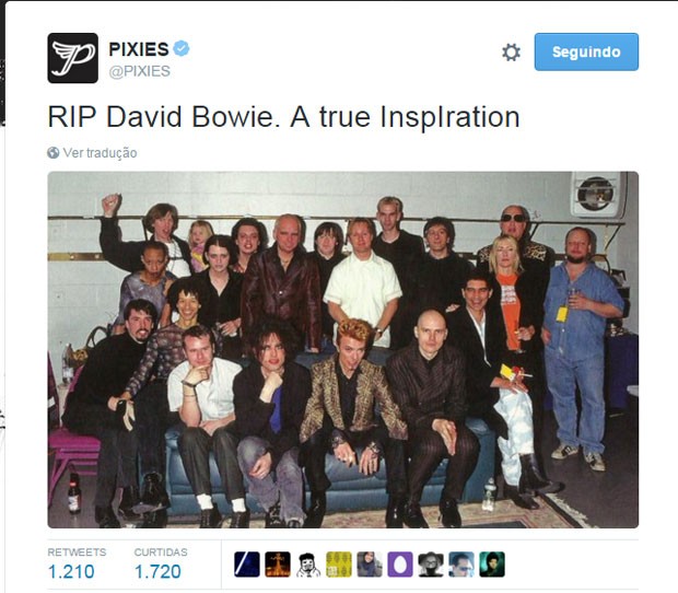 O perfil da banda Pixies no Twitter postou a mesma foto que o Foo Fighters para homenagear David Bowie; na imagem, aparecem ainda integrantes de bandas como The Cure e Sonic Youth (Foto: Reprodução/Twitter/Pixies)